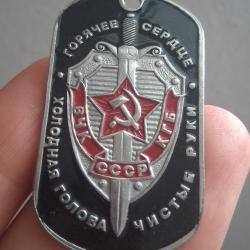 PENDENTIF PLAQUE MILITAIRE "TCHEKA KGB" FABRICATION RUSSE