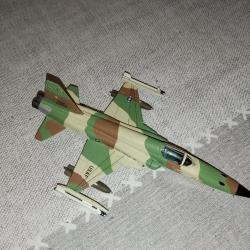 Lot de 2 avions de chasse en miniature