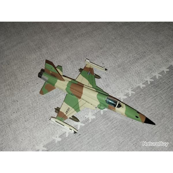 Lot de 2 avions de chasse en miniature