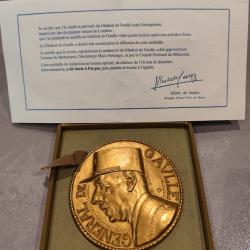 Portrait du g&eacute;n&eacute;ral de Gaulle en bronze