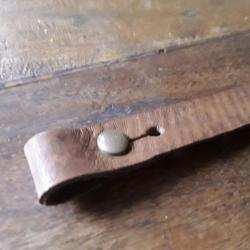 Rivet de jugulaire casque Adrian. Mod&egrave;le d&eacute;vissable en laiton vieilli. Repro.