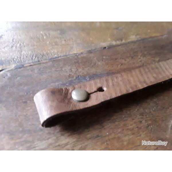 Rivet de jugulaire casque Adrian. Mod�le d�vissable en laiton vieilli. Repro.