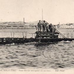CPA - Marine de Guerre - Sous-Marin navigant en surface -N&deg;4103