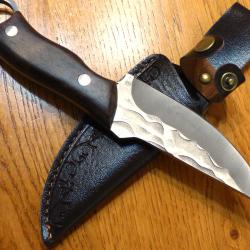 SPLENDIDE COUTEAU+ DESSINS MARQUES EN CREUX DE LA FORGE + FOURREAU MARRON + PRESSION + LAME COUPANTE