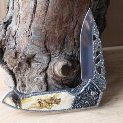 Couteau S-TEC Wildlife Wolf A/O Lame Acier 440 Manche Sculpt&eacute; & R&eacute;sine avec Loups Framelock