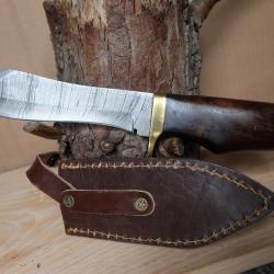 Bowie-Skinner Couteau de Chasse Damas Lame Acier 256 Couches Manche Bois Fabric Artisanale Etui Cuir