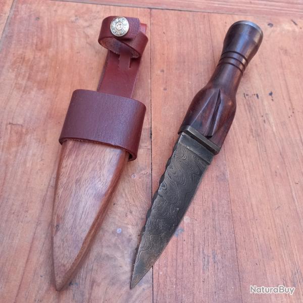 Joli Couteau �COSSAIS ARTISANAL Style SGIAN DUBH Damas avec Fourreau en Bois Manche en Bois