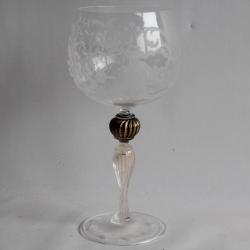 Verre &agrave; pied grav&eacute; Personnages dansant poudre d'or Murano