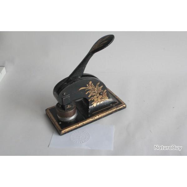 Ancienne Presse pour cachet � sec Club Bars Limited