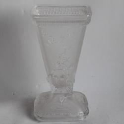 BACCARAT Vase cristal moul&eacute; japonisant