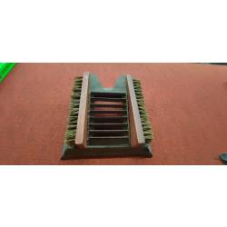 TIRE-BOTTE AVEC BROSSE - FONTE ET BOIS