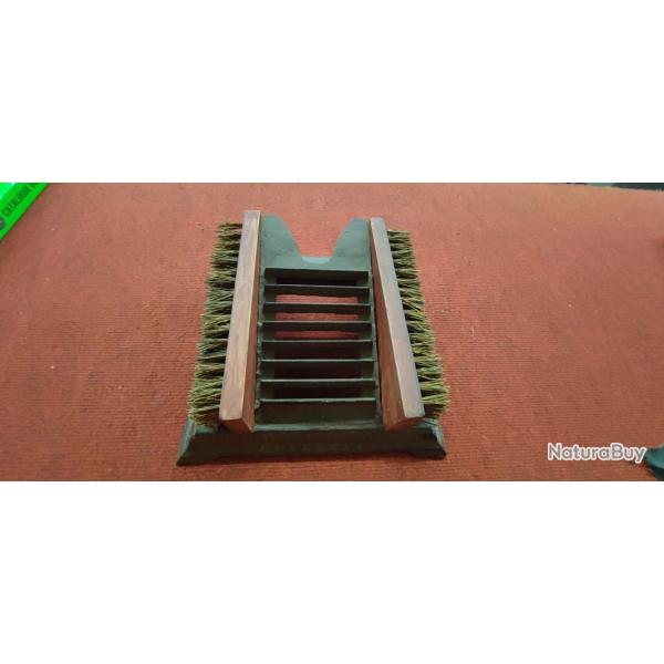 TIRE-BOTTE AVEC BROSSE - FONTE ET BOIS