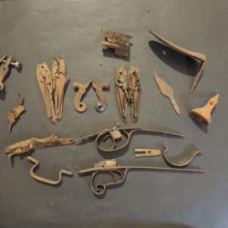 Lot pi&egrave;ces d&eacute;tach&eacute;es fusils chasse anciens poudre noire