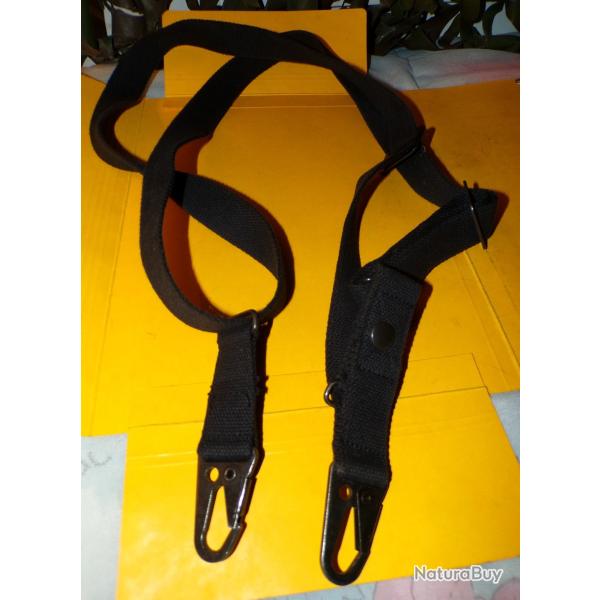 SANGLE EN CORDURA LONGUEUR TOTALE 2 METRES AVEC ATTACHE EN METAL , LARGEUR 3 CM  ,BON  ETAT VOIR PHO