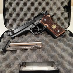 Beretta 92 FS-22 en excellent &eacute;tat avec plaquettes bois Beretta.