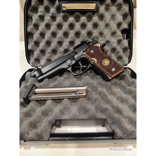Beretta 92 FS-22 en excellent �tat avec plaquettes bois Beretta.