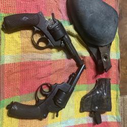 2 revolvers d'ordonnance datant de 1873 avec leur &eacute;tui de la manufacture d'armes de St Etienne