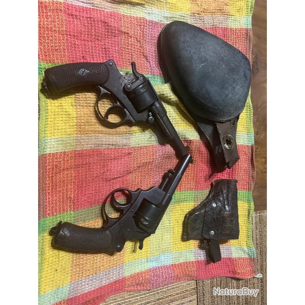 2 revolvers d'ordonnance datant de 1873 avec leur �tui de la manufacture d'armes de St Etienne
