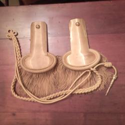 Paire d'&eacute;paulettes d'officier d'artillerie avec dragonne de grande tenue.