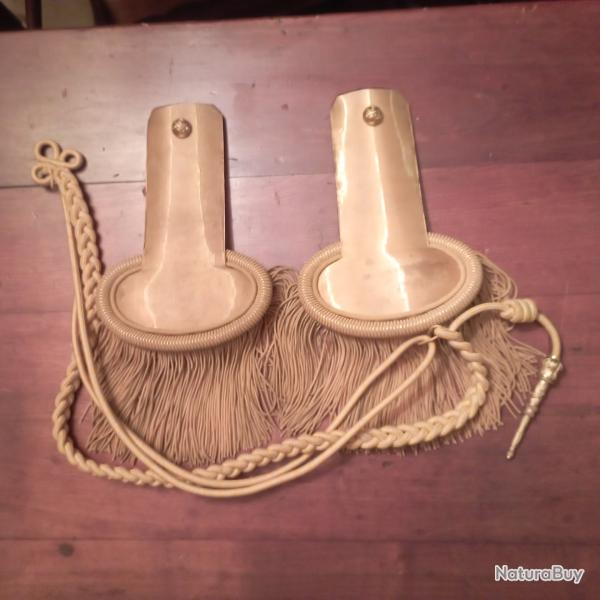 Paire d'�paulettes d'officier d'artillerie avec dragonne de grande tenue.