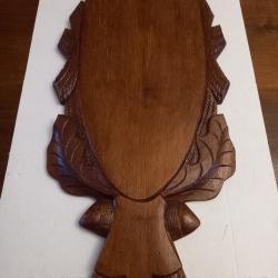 Ecusson artisanal sculpt&eacute; en ch&ecirc;ne pour troph&eacute;e de grand cerf  60 x 28 cm occasion