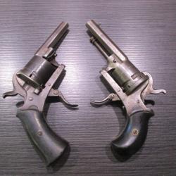 Lot de 2 petits Revolvers &agrave; broche, &agrave; 1 euro sans prix de r&eacute;serve!!!