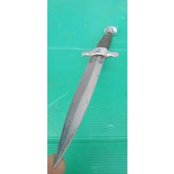 ANCIEN  POIGNARD  .  LAME  EPAISSE DE  QUALITE  . POMMEAU  ET GARDE ALUMINIUM  .