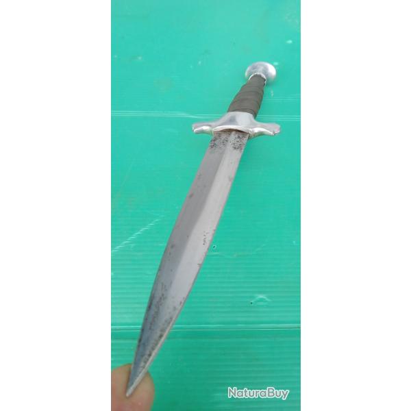 ANCIEN  POIGNARD  .  LAME  EPAISSE DE  QUALITE  . POMMEAU  ET GARDE ALUMINIUM  .