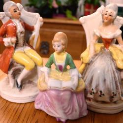 3 PORCELAINES ANCIENNES - TRIO DE FIGURINES POUR COLLECTION OBJETS DIVERS -  AVEC MARQUAGES AU DOS