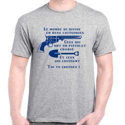 TEE SHIRT - LE MONDE SE DIVISE EN DEUX CATEGORIES - Le Bon La Brute Le Truand Colt 1851 Navy Western