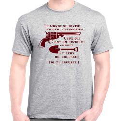 TEE SHIRT - LE MONDE SE DIVISE EN DEUX CATEGORIES - Western Le Bon La Brute Le Truand Colt 1851 Navy