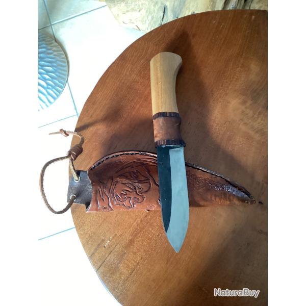 Solide couteau de camp fa�on PUUKKO et son �tui gros cuir