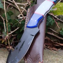 Couteau de Chasse &agrave; d&eacute;pecer Crochet Lame Acier Carbone 1055 Black Manche R&eacute;sine Etui Cuir Artisan A