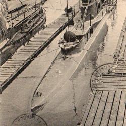 CPA - Marine de Guerre  - Le SOUS-MARIN - N&deg;7042