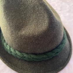 Vends chapeau, tyrolienne