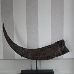 Corne de buffle sculpt&eacute;e sur socle