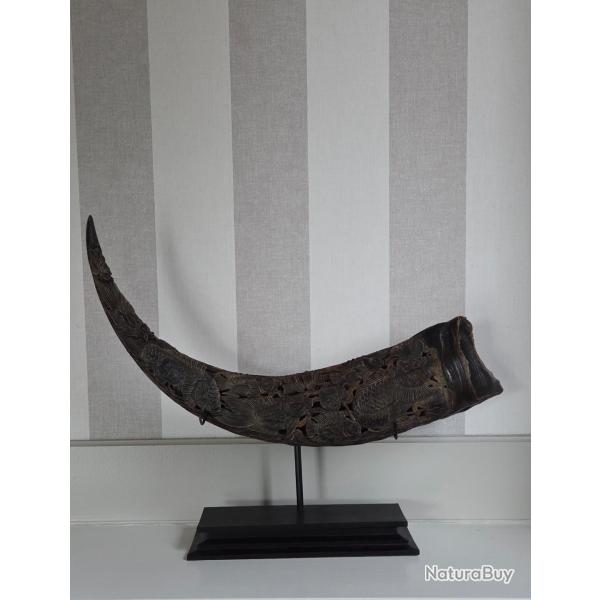 Corne de buffle sculpt�e sur socle