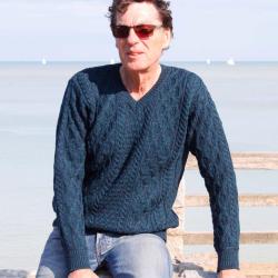 Pull irlandais Homme pure laine m&eacute;rinos chaud col V grosses mailles torsades S (small) bleu nuit