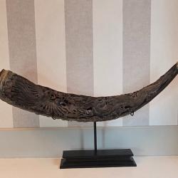 Grande Corne de buffle sculpt&eacute;e sur socle