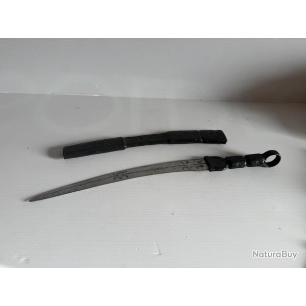 Sabre court Manche et �tui en cuir  Origine Afrique NIGER ?