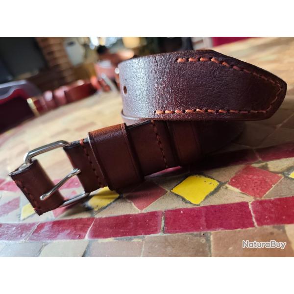 Ceinture cuir homme faite enti�rement a la main .largeur 40mm teinture et coutures a la main.