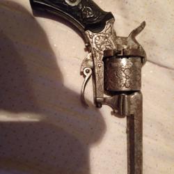 vieux pistolet  grav&eacute;  a broche surement 7mm