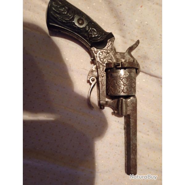 vieux pistolet  grav�  a broche surement 7mm