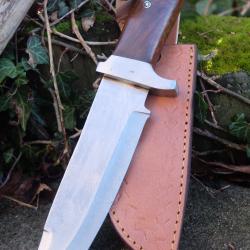 GROS Couteau de Chasse Survie Lame Acier Carbone 1055 Manche Bois/Acier Etui Cuir Fabric Artisanale