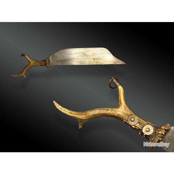 COUTEAU � SERVIR, LAME � DENTS DE SCIE, POIGN�E ANDOUILLER France, d�but XX�me si�cle