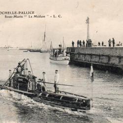 CPA - MARINE de GUERRE - " La M&eacute;duse  "  Sous-Marin -N&deg;7069