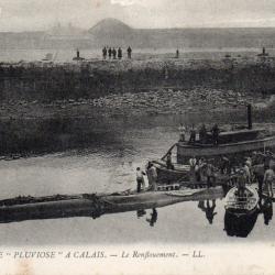 CPA - Marine  de Guerre - LE " PLUVIOSE " A CALAIS - Le Renflouement  -N&deg;7076