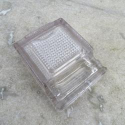 Ancien grand encrier porte plume en verre press&eacute; moul&eacute; de forme carr&eacute; &agrave; d&eacute;cor en relief (XX&eacute;)