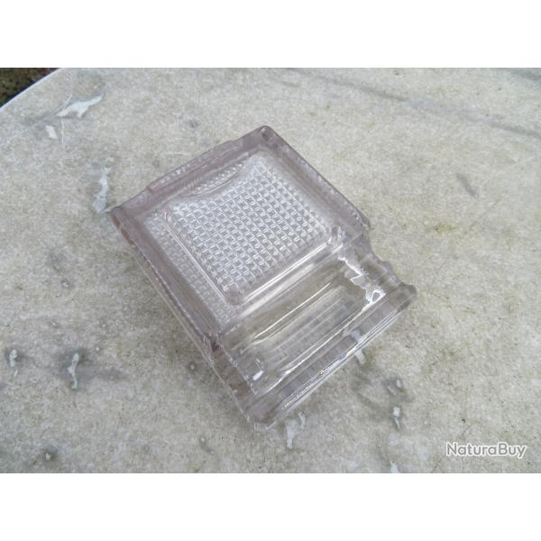 Ancien grand encrier porte plume en verre press� moul� de forme carr� � d�cor en relief (XX�)