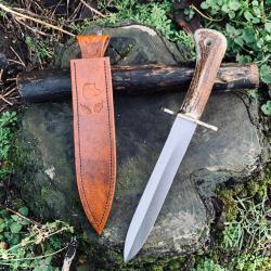 dague de chasse d'artisan / bois de cerf gravure sanglier / feuilles de ch&ecirc;ne